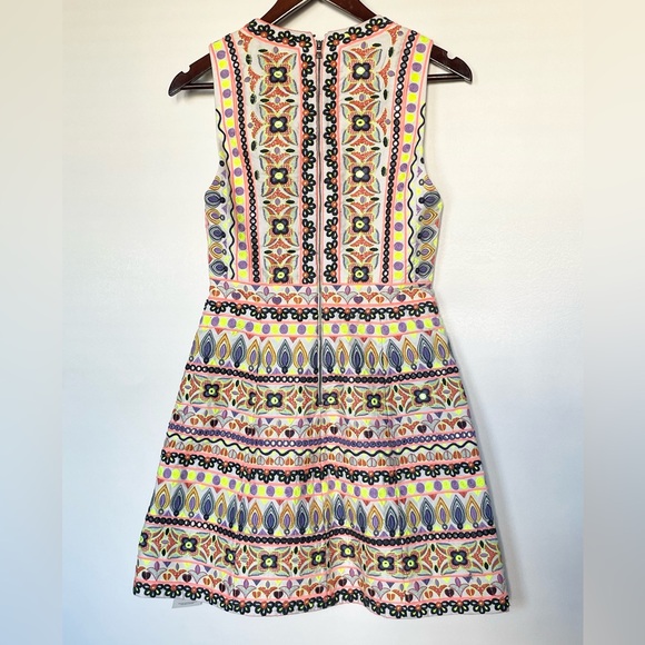 NWT ALICE & OLIVIA V Neck Colors Bohemian Artisinal Embroidery Dress 350/094 - Picture 2 of 4